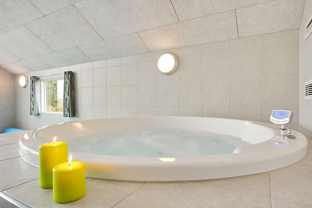 Nyt varmen i boblebadet i luksushus nr. 296 i Sydjylland