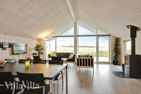 Det er plass til 14 personer i det store lyse oppholdsrommet i luksushus nr. 296.