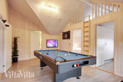 I tillegg til alle aktivitetsmulighetene i husets bassengavdeling, kan du også spille biljard, bordtennis og dart i luksushus nr. 296
