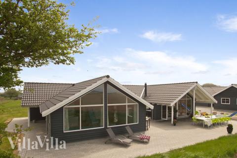 Dette luksushuset har basseng, aktivitetsrom og alt man måtte behøve for å få en fantastisk ferie på halvøya Kegnæs på Als\r\n