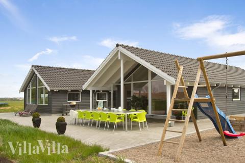 Luksushus nr. 296 har en deilig terrasse med gode hagemøbler til 14 personer.