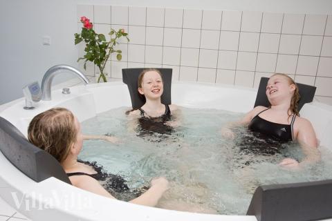 Nyt varmen i boblebadet i luksushus nr. 226 i Limfjorden