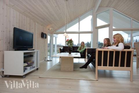 Det er plass til 14 personer i det store lyse oppholdsrommet i luksushus nr. 226.