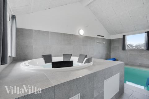 Nyt varmen i boblebadet i luksushus nr. 234 i Sydjylland