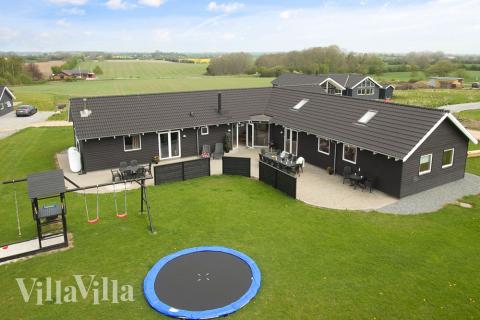 Velkommen til dette lekre luksussommerhuset til 18 personer. Det har basseng og ligger nær den barnevennlige stranden på Sydals\r\n