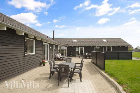 Luksushus nr. 234 har en deilig terrasse med gode hagemøbler til 18 personer.