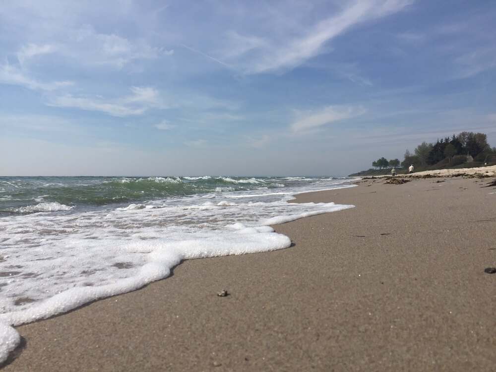 Stranden nær luksushus nr. 234 i Sydjylland er ideell til gåturer.
