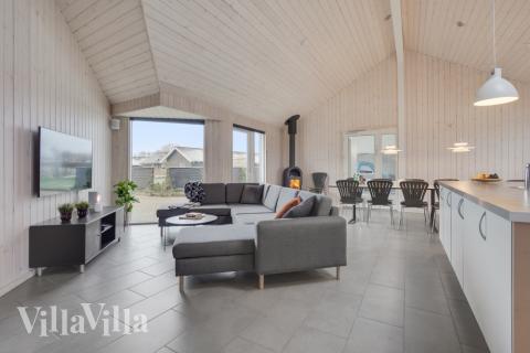 Det er plass til 18 personer i det store lyse oppholdsrommet i luksushus nr. 234.