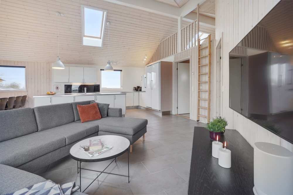 Sofaen i luksushus nr. 234 i Sydjylland er perfekt for å hygge seg med et brettspill eller se en film sammen.