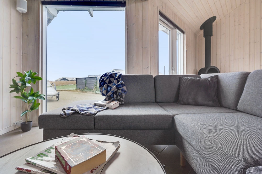 Det er god plass til hygge i feriehusets sofagruppe under oppholdet i luksushus nr. 234