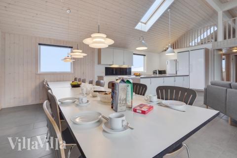 Det er god plass til at 18 personer sitter sammen i feriehusets oppholdsrom under et besøk i luksushus 234 i Sydjylland.