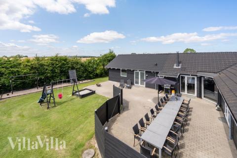 Nyt en grillkveld på terrassen i luksushus nr. 246 i Sydjylland