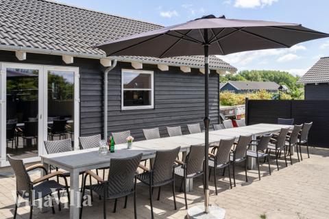 Luksushus nr. 246 har en deilig terrasse med gode hagemøbler til 16 personer.