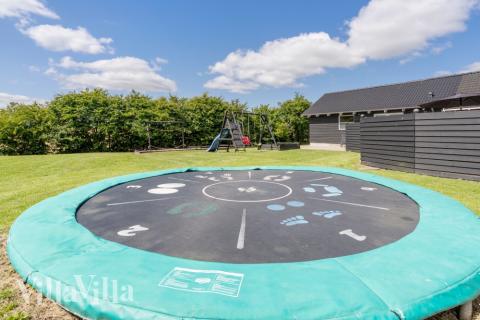 I det attraktive feriehuset nr. 246 i Sydjylland finnes det mengder av utendørsaktiviteter, som leketårn og huskestativ.