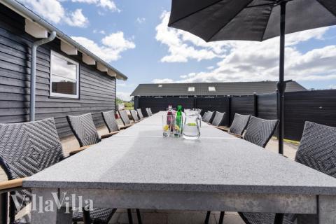 På terrassen i feriehus nr. 246 er det plass til 16 personer.