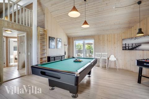 I tillegg til alle aktivitetsmulighetene i husets bassengavdeling, kan du også spille biljard, bordtennis og dart i luksushus nr. 246