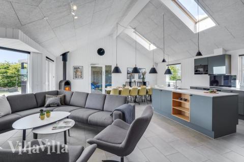 Det er plass til 16 personer i det store lyse oppholdsrommet i luksushus nr. 246.