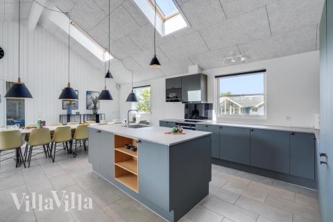 Kjøkkenet i luksushus nr. 246 er fullt utstyrt så dere lett kan lage mat til 16 personer.