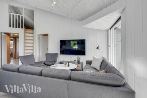 Sofaen i luksushus nr. 246 i Sydjylland er perfekt for å hygge seg med et brettspill eller se en film sammen.