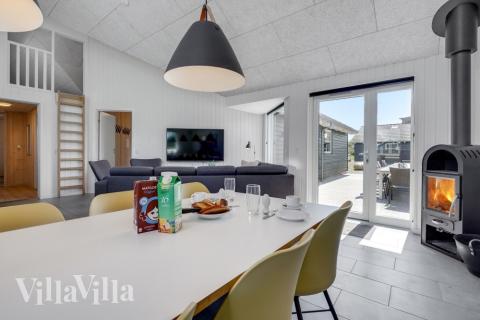 Oppholdsrom med plass til 16 i luksushus nr. 246.