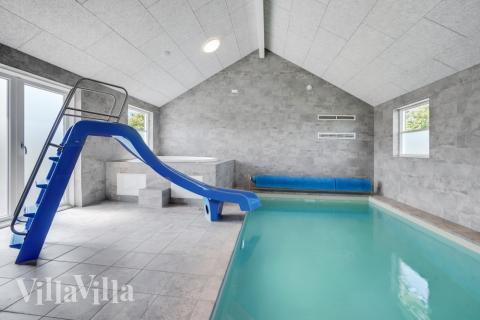 Ta en dukkert i bassenget i luksushus nr. 246 i Sydjylland.