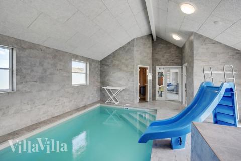 Det flotte bassenget i luksushus nr. 246 til 16 personer