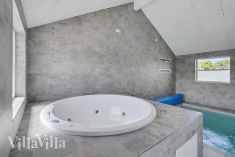 Nyt varmen i boblebadet i luksushus nr. 246 i Sydjylland