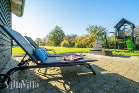 Nyt en grillkveld på terrassen i luksushus nr. 241 i Sydjylland