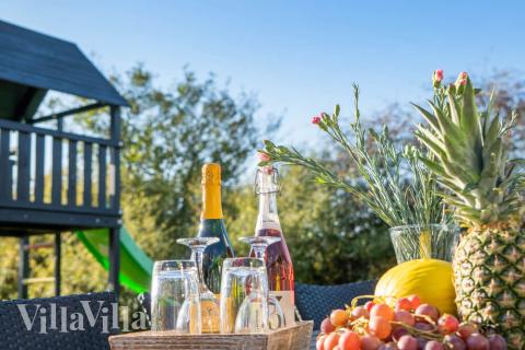 Luksushus nr. 241 har en deilig terrasse med gode hagemøbler til 16 personer.