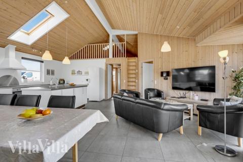 Oppholdsrom med plass til 16 i luksushus nr. 241.