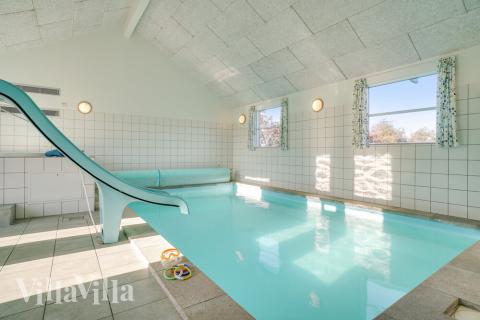 Det flotte bassenget i luksushus nr. 241 til 16 personer