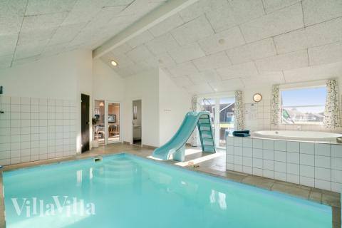 Feriehus 241 har et flott basseng med sklie, et stort innebygd boblebad og en badstue