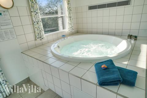 Nyt varmen i boblebadet i luksushus nr. 241 i Sydjylland