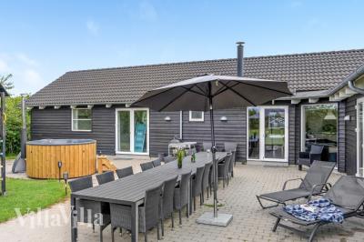 I det attraktive feriehuset nr. 241 i Sydjylland finnes det mengder av utendørsaktiviteter, som leketårn og huskestativ.