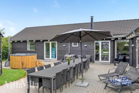 I det attraktive feriehuset nr. 241 i Sydjylland finnes det mengder av utendørsaktiviteter, som leketårn og huskestativ.