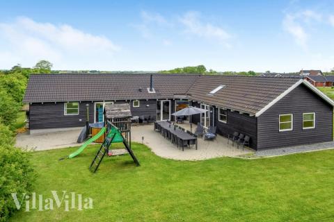 Dette lekre huset med svømmebasseng, nr. 241, med plass til 16 personer, ligger i Sydjylland