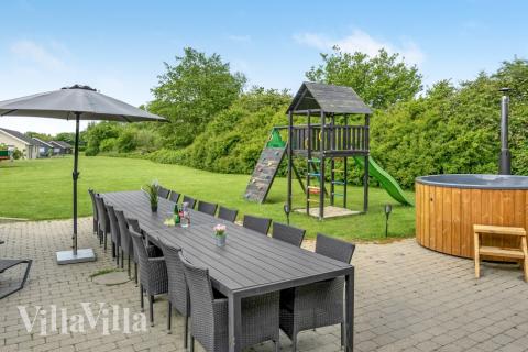 På terrassen i feriehus nr. 241 er det plass til 16 personer.