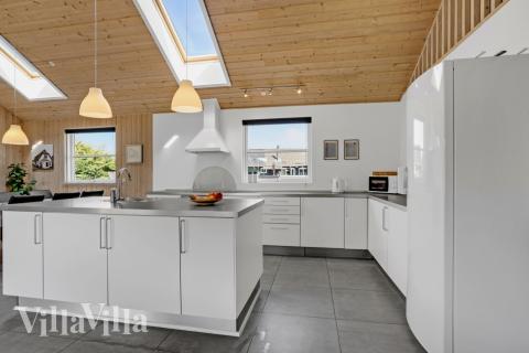 Kjøkkenet i luksushus nr. 241 er fullt utstyrt så dere lett kan lage mat til 16 personer.