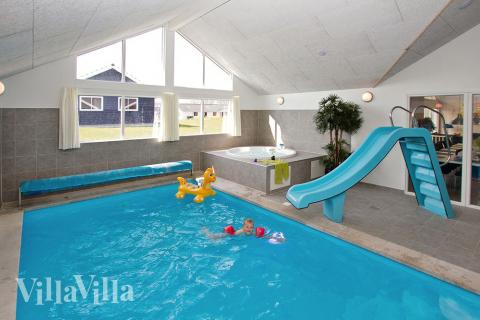 Feriehus 263 har et flott basseng med sklie, et stort innebygd boblebad og en badstue