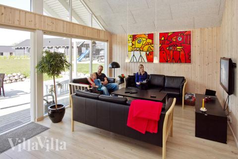 Det er plass til 16 personer i det store lyse oppholdsrommet i luksushus nr. 263.