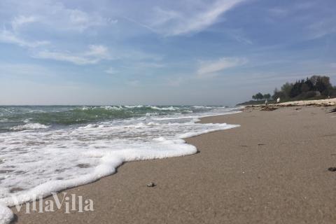 Stranden nær luksushus nr. 260 i Sydjylland er ideell til gåturer.