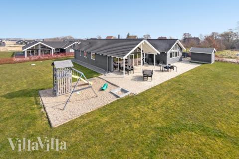 Dette lekre huset med svømmebasseng, nr. 260, med plass til 16 personer, ligger i Sydjylland
