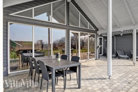 Nyt en grillkveld på terrassen i luksushus nr. 260 i Sydjylland