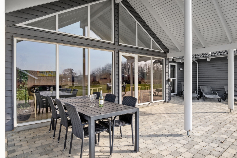 Nyt en grillkveld på terrassen i luksushus nr. 260 i Sydjylland