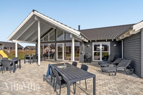 Luksushus nr. 260 har en deilig terrasse med gode hagemøbler til 16 personer.