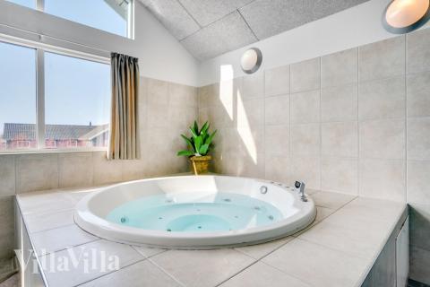 Nyt varmen i boblebadet i luksushus nr. 260 i Sydjylland