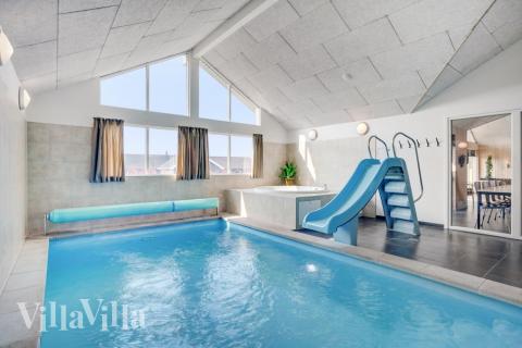 Det flotte bassenget i luksushus nr. 260 til 16 personer