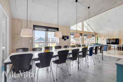 Det er god plass til at 16 personer sitter sammen i feriehusets oppholdsrom under et besøk i luksushus 260 i Sydjylland.