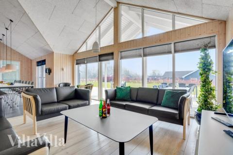 Det er god plass til hygge i feriehusets sofagruppe under oppholdet i luksushus nr. 260