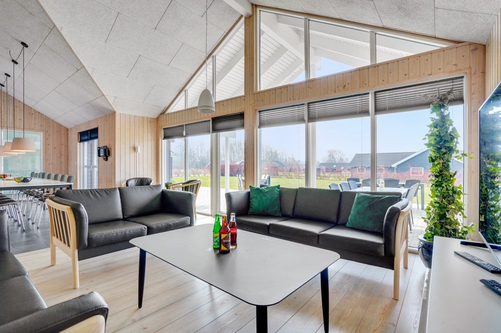 Det er god plass til hygge i feriehusets sofagruppe under oppholdet i luksushus nr. 260